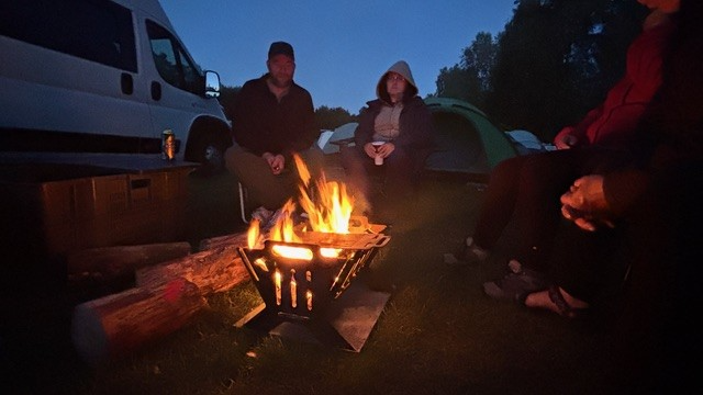 Přenosné ohniště v rakouském kempu